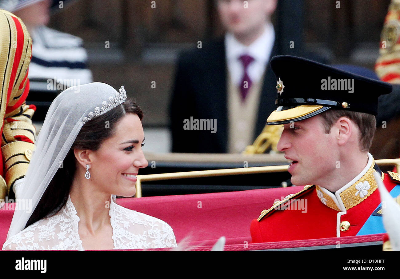 Le prince William et la Princesse Catherine quitter l'abbaye de Westminster dans un transport après leur cérémonie de mariage à Londres, Grande-Bretagne, 29 avril 2011. Quelque 1900 personnes ont suivi la cérémonie du mariage royal du Prince William et Kate Middleton dans l'église. Photo : Patrick van Katwijk Banque D'Images