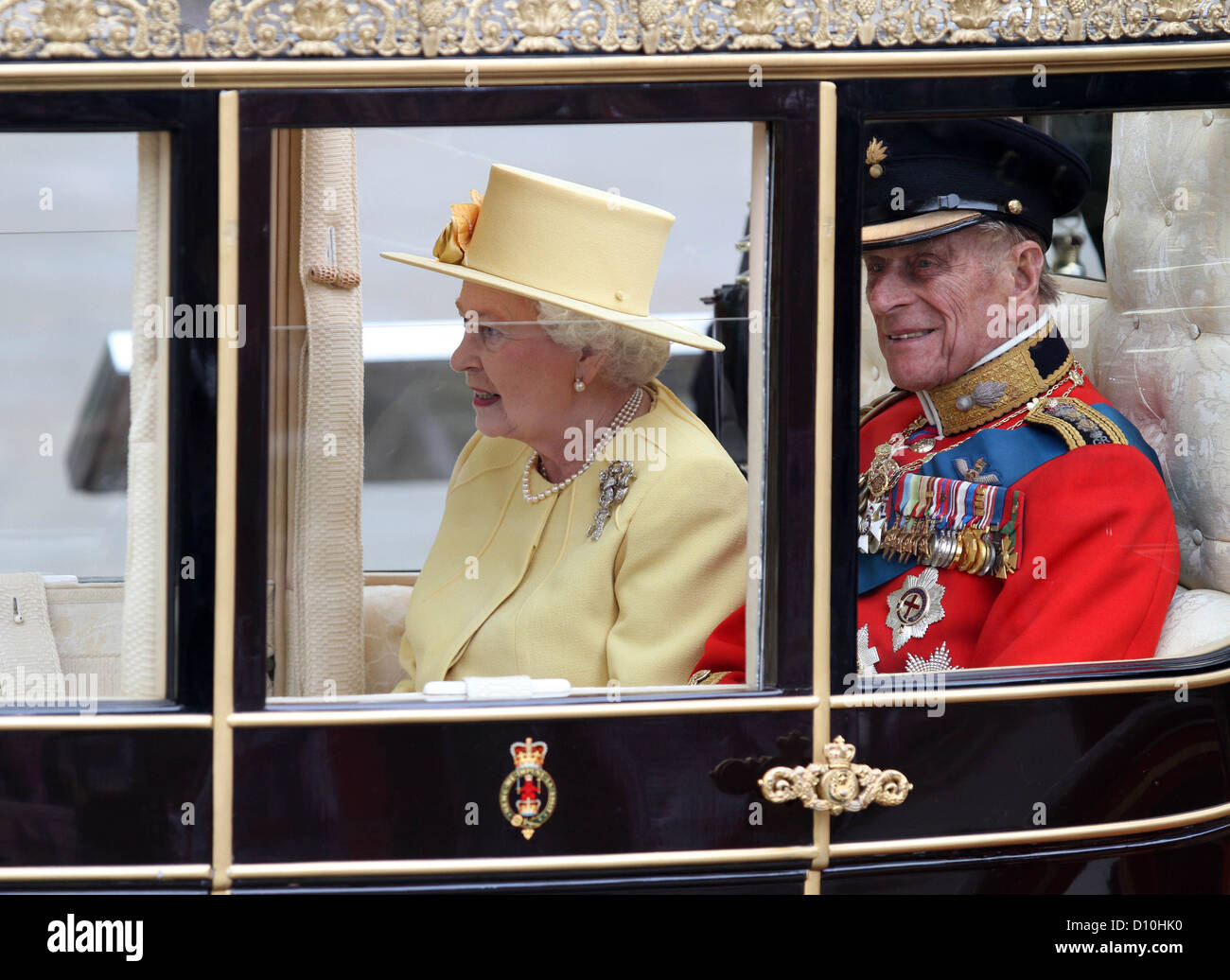 La reine Elizabeth II et le Prince Philip quitter en calèche l'abbaye de Westminster après la cérémonie de mariage du Prince William et de la princesse Catherine à Londres, Grande-Bretagne, 29 avril 2011. Quelque 1900 personnes ont suivi la cérémonie du mariage royal du Prince William et Kate Middleton dans l'église. Photo : Albert Nieboer Pays-bas OUT Banque D'Images