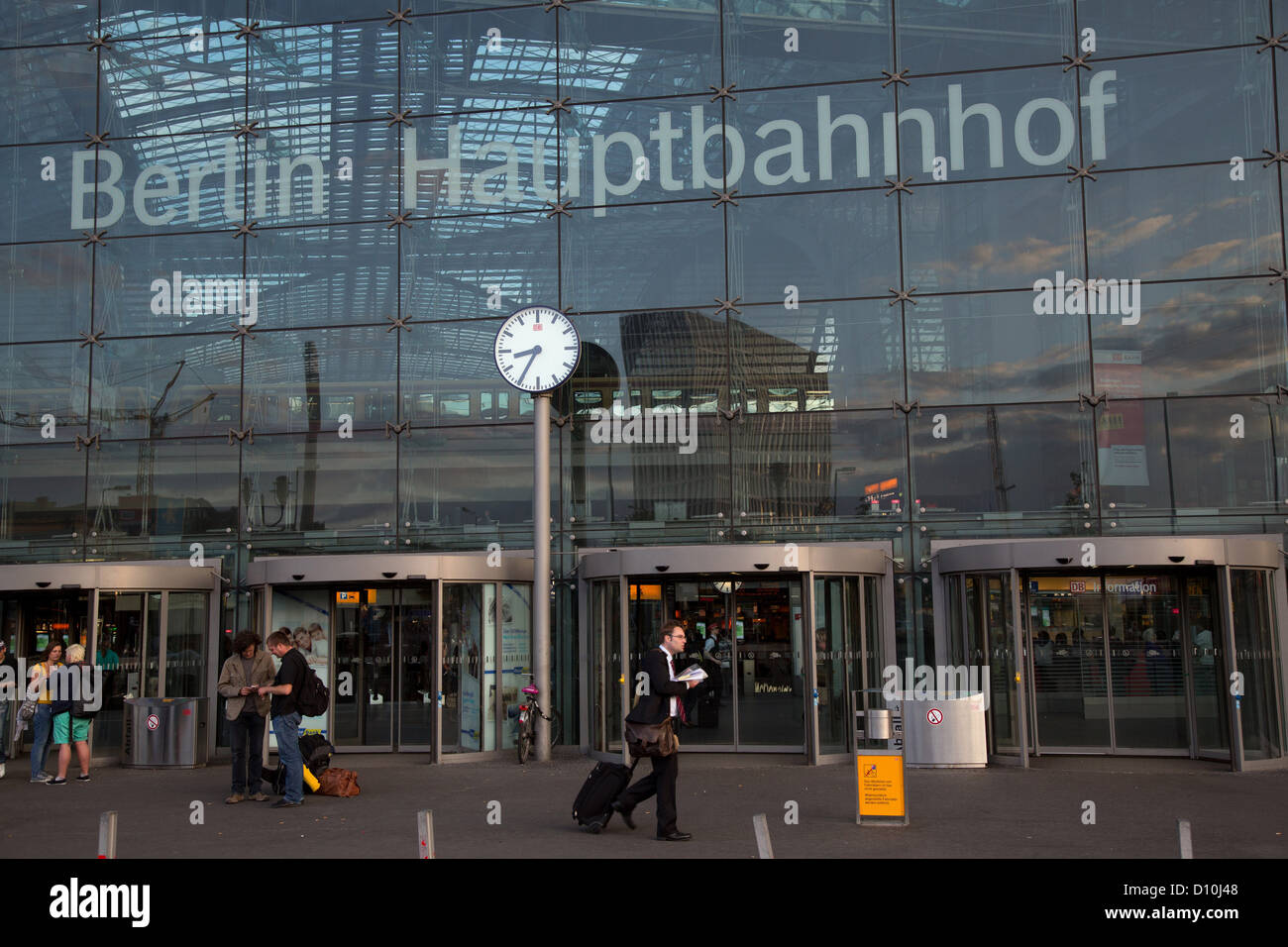 Berlin, Allemagne, l'entrée de la gare centrale de Berlin dans le crépuscule Banque D'Images