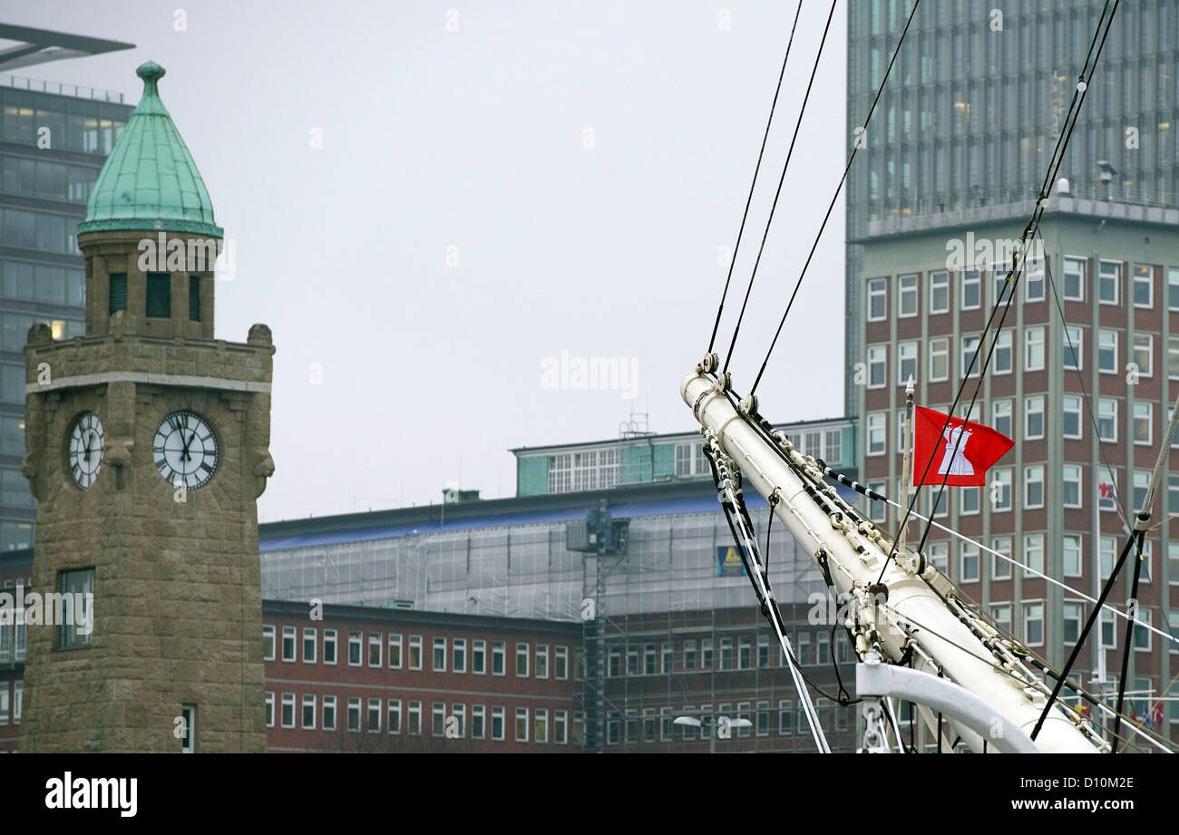 Les mâts de la voile navire 'Rickmer Rickmers' sont représentés devant le port de ponts à Hambourg, Allemagne, 3 décembre 2012. À des températures autour de zéro, le ciel est couvert par une épaisse couche de nuages. Photo : Axel Heimken Banque D'Images