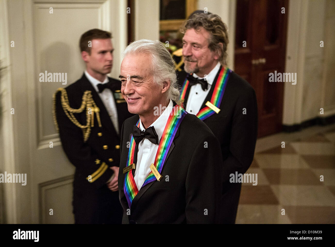 L) Jimmy Page et Robert Plant de Led Zeppelin le groupe assister au Kennedy  Center Honors réception à la Maison Blanche le 2 décembre 2012 à  Washington, DC. Le Kennedy Center Honors