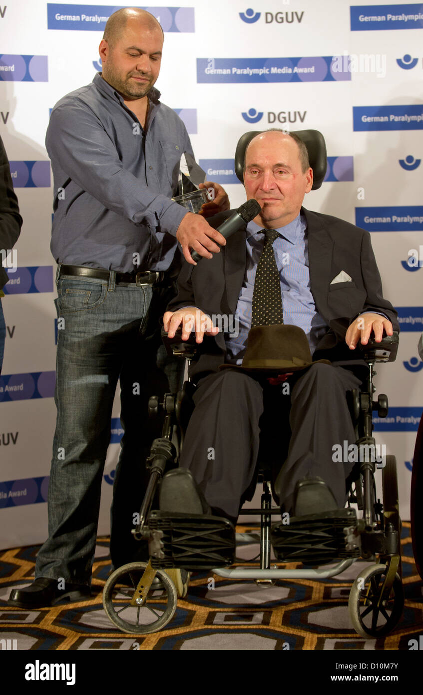 Philippe Pozzo di Borgo (r) et Abdel Sellou (l) sont illustrés au cours de la du président fédéral allemand partner Daniela Schadt à la cérémonie de remise des prix à Berlin, Allemagne, 3 décembre 2012. Ils sont les modèles pour les personnages du film 'l'Intouchables', qui se voit attribuer un prix spécial cette année. L'aristocratique l'homme est dans un fauteuil roulant après avoir perdu avec un hangglider. L'édition est parrainé par le public allemand Corrèze Site Accident DGUV. Photo : TIM BRAKEMEIER Banque D'Images