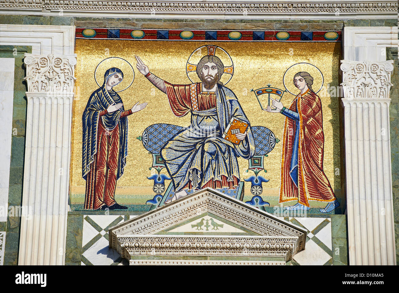 Le style byzantin mosaïques sur la façade de la Basilique San Miniato al Monte, Florence Italie Banque D'Images