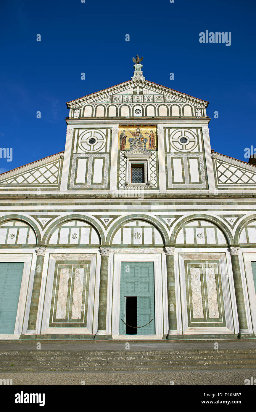 La façade romane de la Basilique de San Miniato al Monte, Florence Italie Banque D'Images