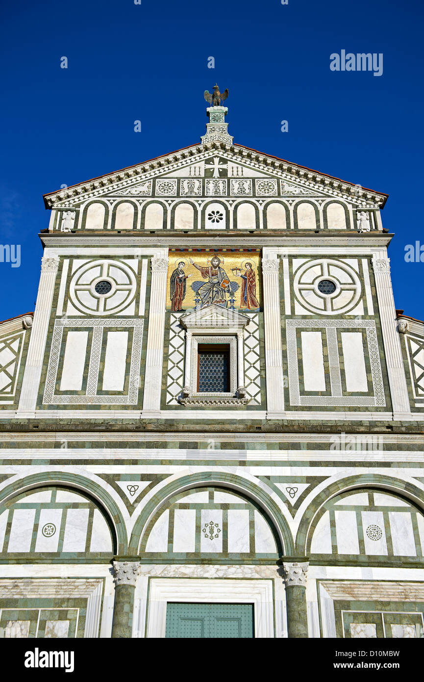 La façade romane de la Basilique de San Miniato al Monte, Florence Italie Banque D'Images