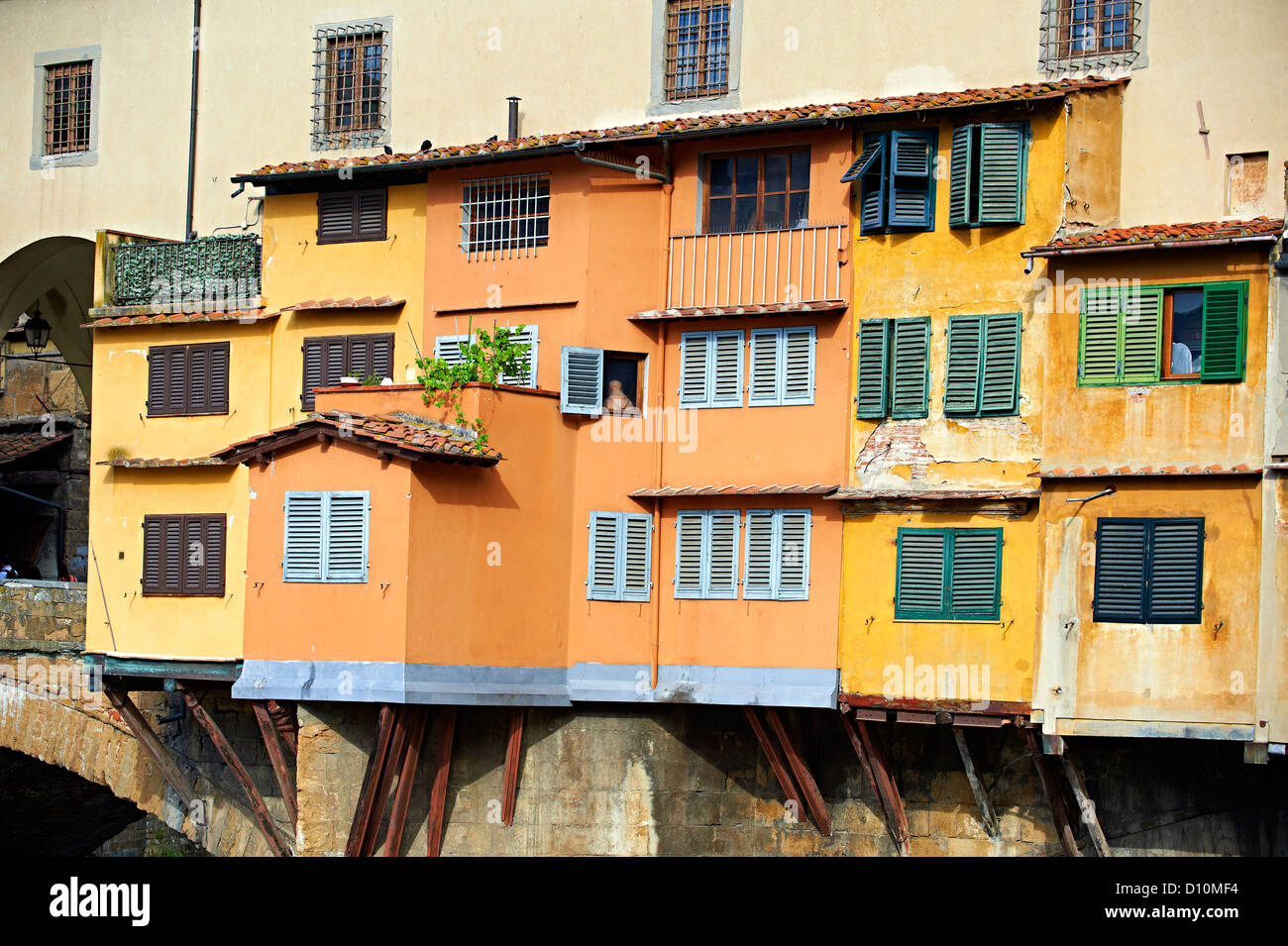 Le Ponte Vecchio avec ses boutiques enjambant la rivière Arno, Florence Italie Banque D'Images