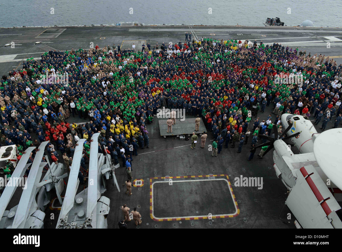 Vice-amiral. John W. Miller, commander, U.S. Naval Forces Central Command/U.S. 5e Flotte des Forces maritimes combinées/adresses, l'équipage du porte-avions USS JOHN C. STENNIS (CVN 74), lors d'un appel toutes les mains sur le poste de pilotage. John C. Stennis est déployé t Banque D'Images