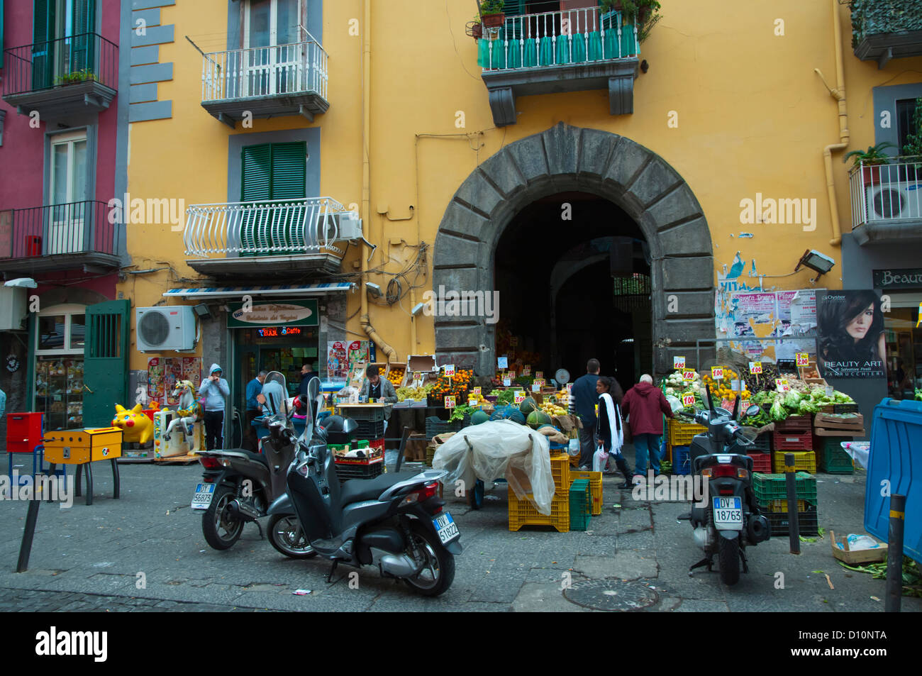 Alogn marchés étals et boutiques via Vergini street quartier Rione Sanita Naples ville de la région de Campanie en Italie Europe Banque D'Images