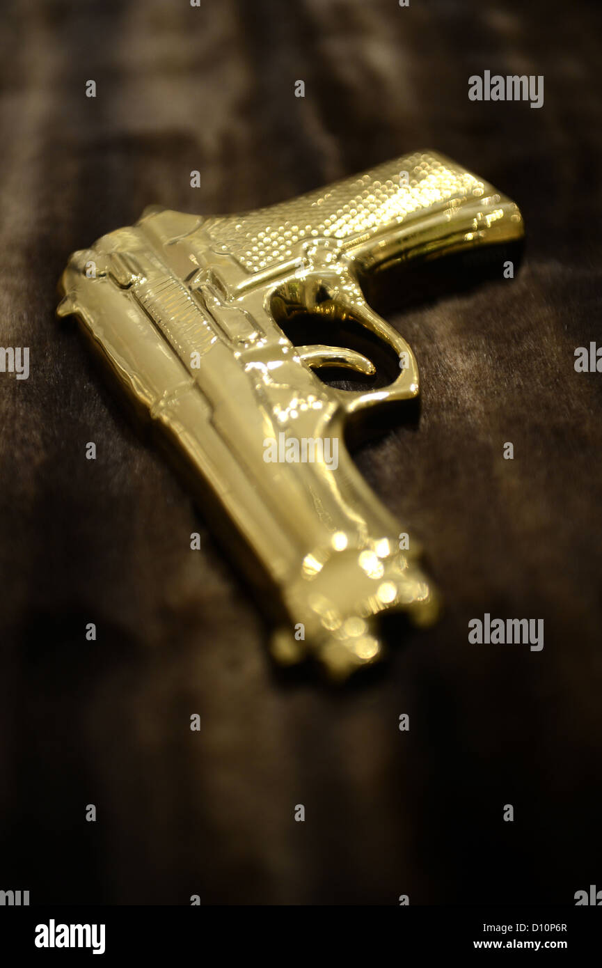 Berlin, Allemagne, un modèle d'un pistolet d'or Banque D'Images