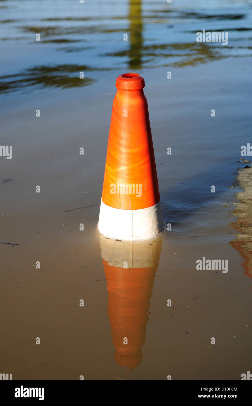 Cônes de circulation dans la rue inondée. Banque D'Images