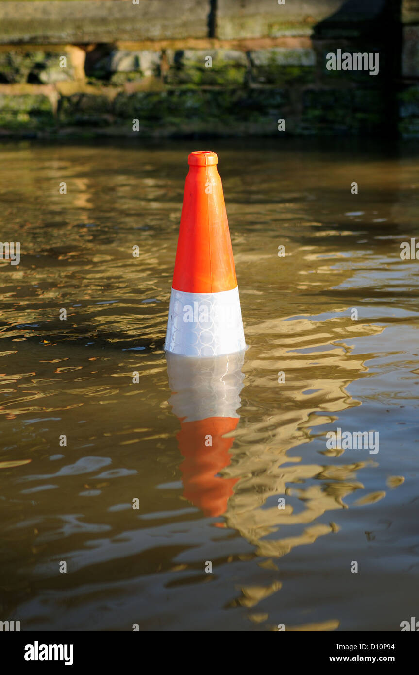 Cônes de circulation dans la rue inondée. Banque D'Images