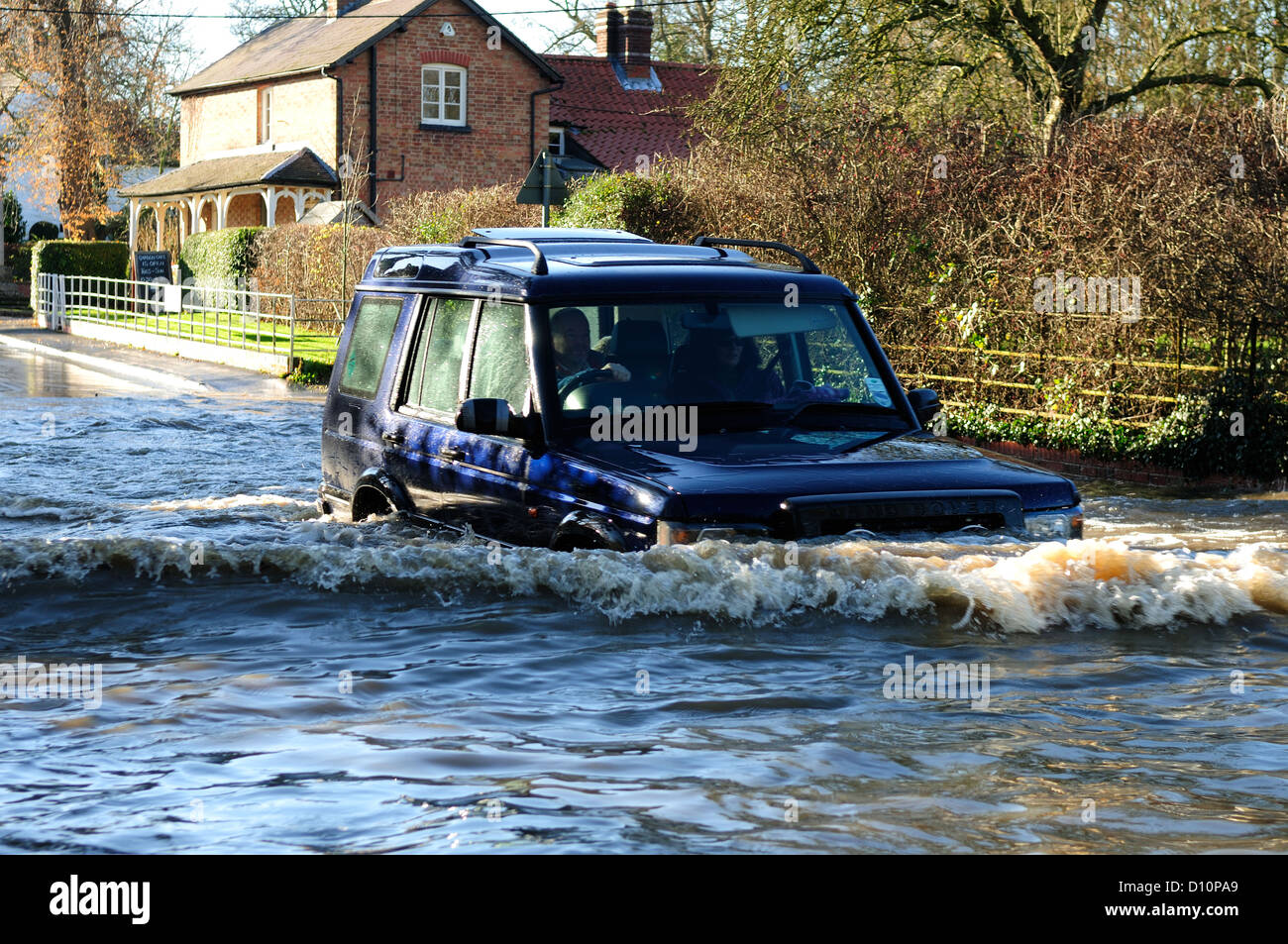 4X4 La conduite dans des eaux d'inondation.Colston Bassett Limburg. Banque D'Images