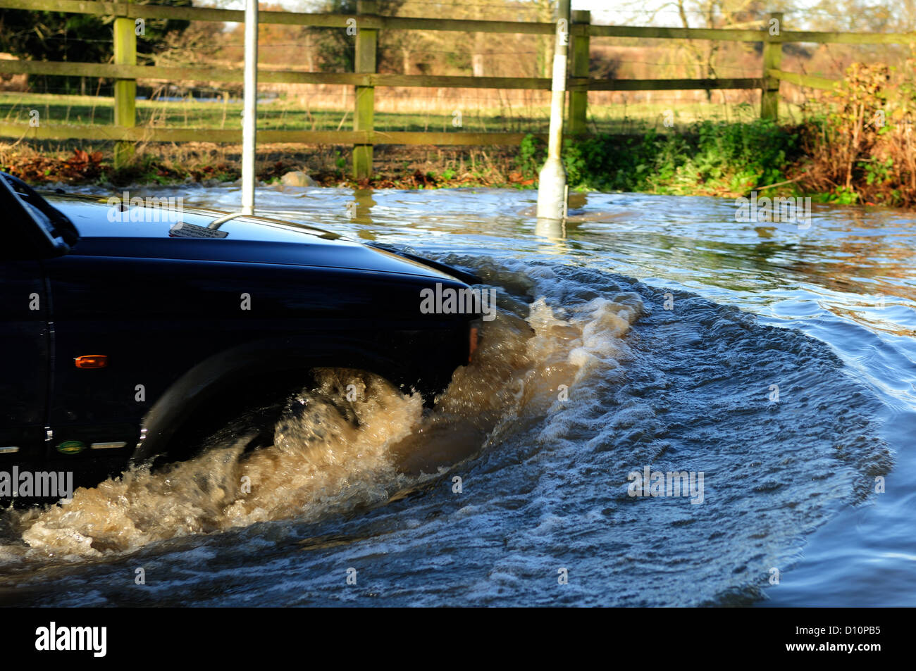 4X4 La conduite dans des eaux d'inondation.Colston Bassett Limburg. Banque D'Images