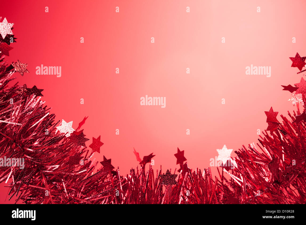 Décoration de Noël avec des étoiles sur fond rouge Banque D'Images
