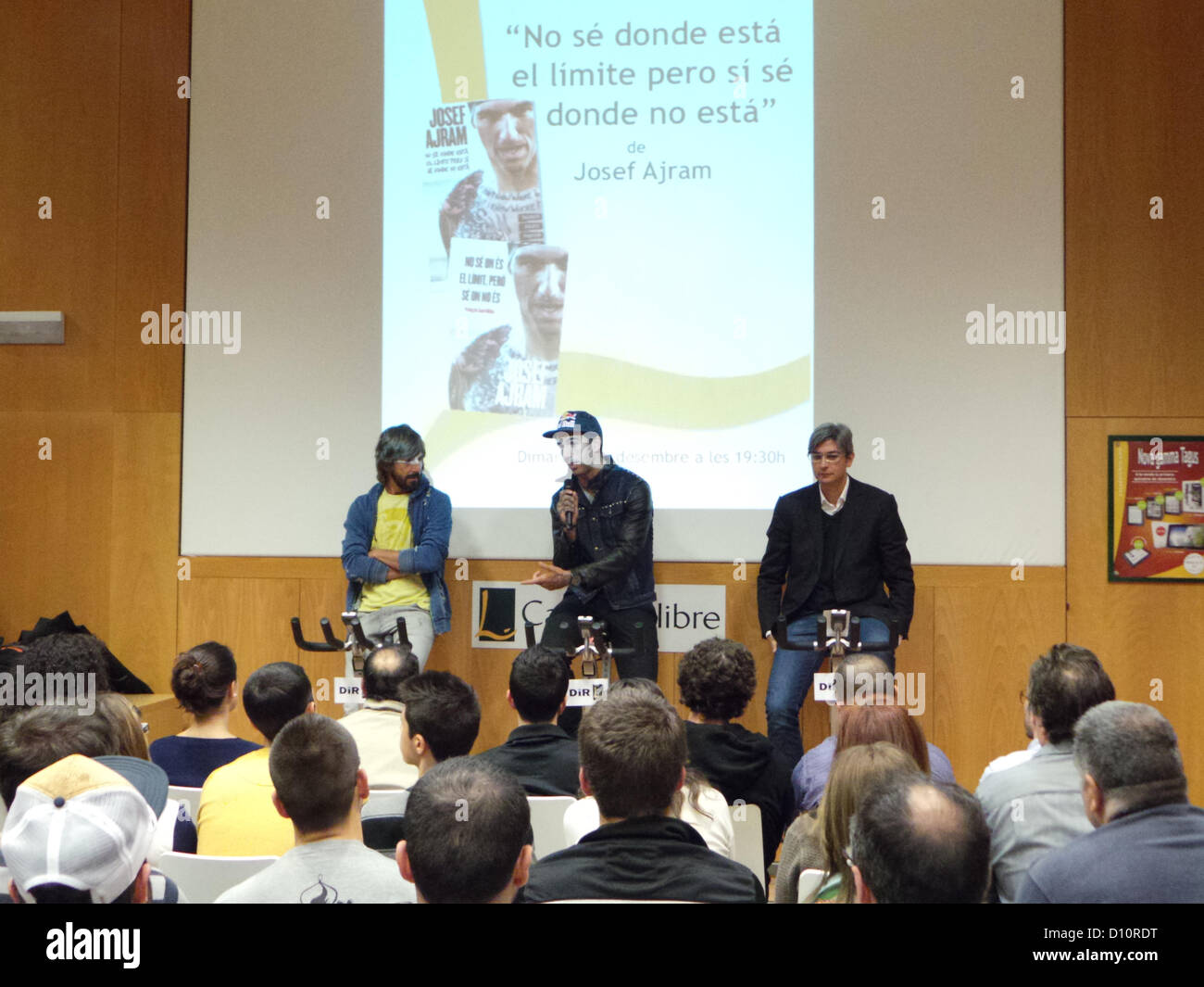 4er décembre soir à Casa del Libro librairie de Passeig de Gràcia, Barcelone. Josef Ajram (centre) est un courtier en banque et un athlète reputate (il était 2e au concours Dessert Titan en 2006) et a présenté son livre "Je ne sais pas où sont les limites, mais je sais où ils ne sont pas". Comician parler Santi Millan a écrit (introduction). Bon, l'éditeur du livre. Banque D'Images