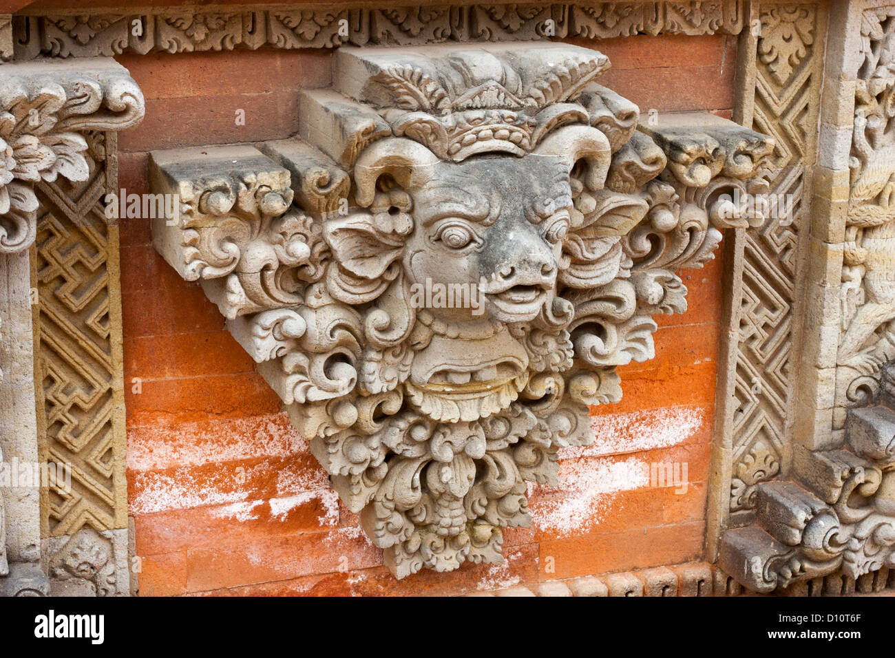 Tête de vache sculptée sur temple hindou à Bali Banque D'Images