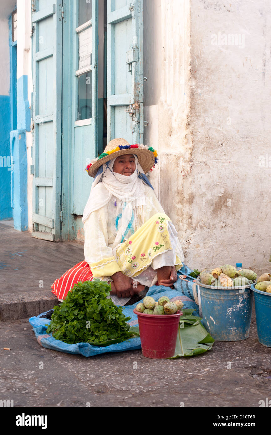 Femme vendant des fruits dans la rue à Asilah, Maroc Banque D'Images