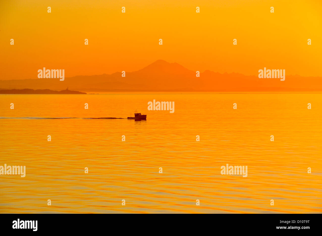 Lever du soleil sur le détroit de Juan de Fuca avec bateau de pêche, Victoria, Colombie-Britannique BC, Canada Banque D'Images