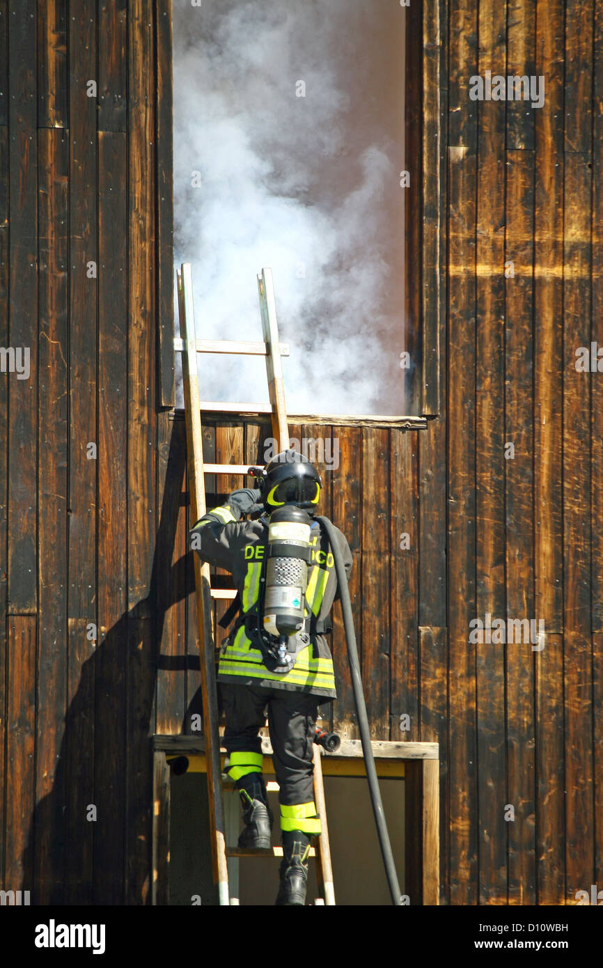 Pompier volontaire engagé dans la lutte contre les incendies et de sauvetage Banque D'Images