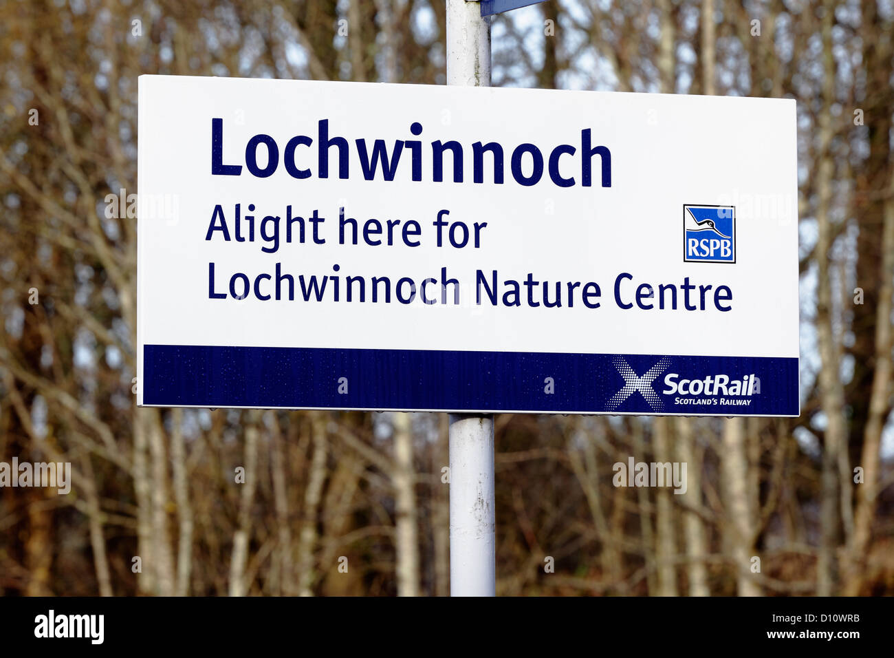 Panneau indiquant aux passagers de descendre ici pour le centre de nature RSPB à la gare de Lochwinnoch à Renfrewshire, Écosse, Royaume-Uni Banque D'Images