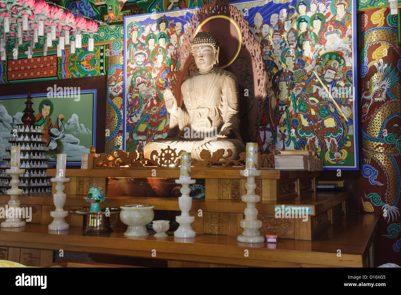 Statue de Bouddha dans le Samhwasa (Samhwa-sa) salle principale, Mureung Valley, près de la Corée du Sud, Donghae. Banque D'Images
