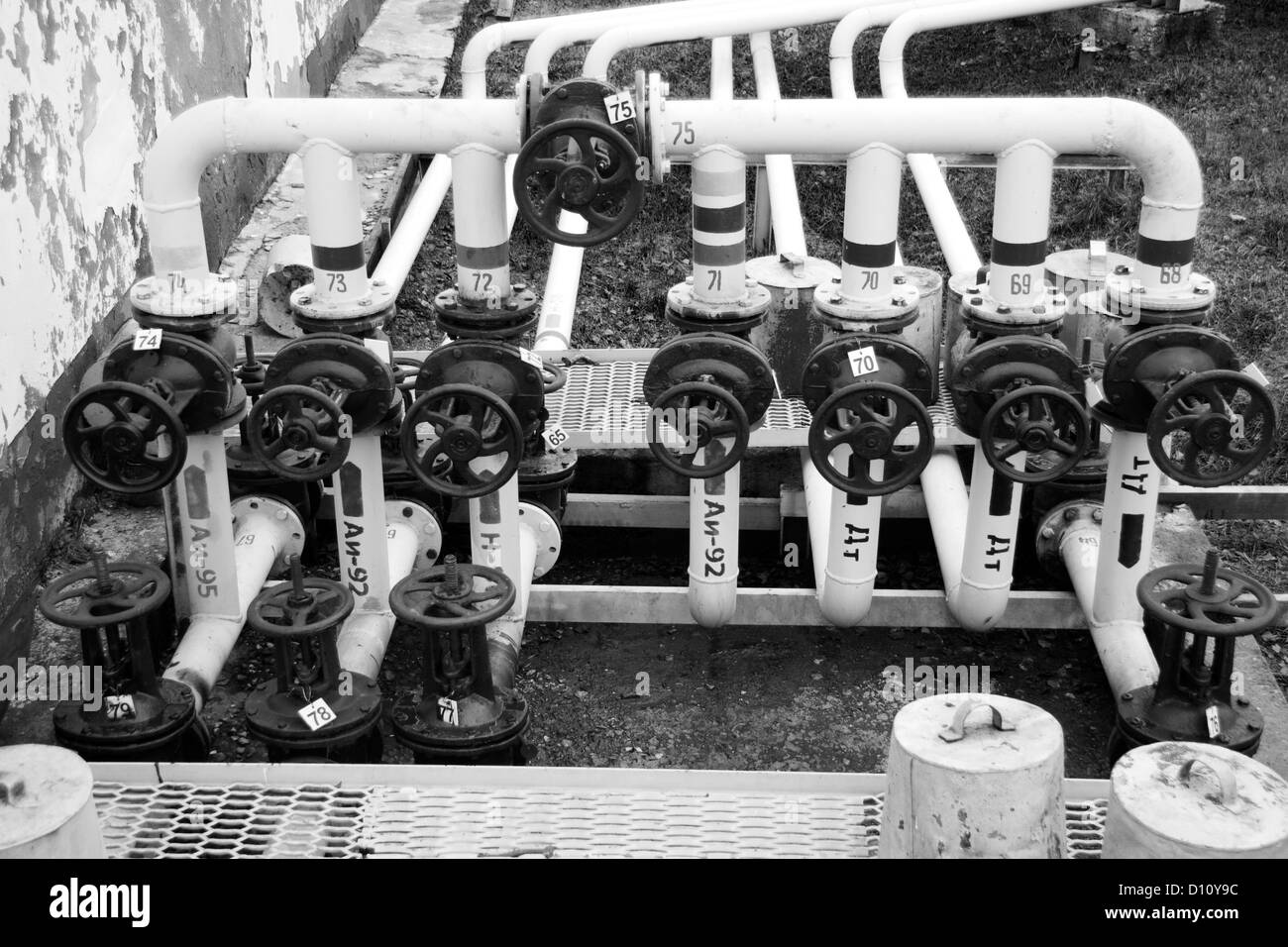 Les tuyaux de carburant (huile) en territoire d'un petrofactory Banque D'Images