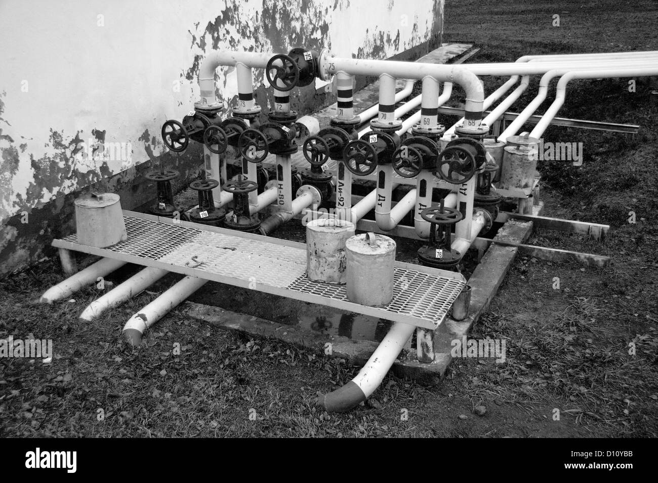 Les tuyaux de carburant (huile) en territoire d'un petrofactory Banque D'Images