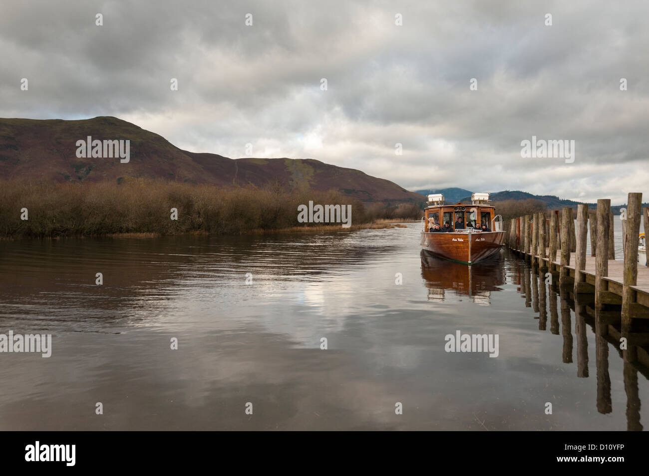 Le lancement de Keswick Annie Mellor Derwent water eau KeswickDerwent la Keswick Cumbria Lake District UK en hiver la lumière du soleil Banque D'Images