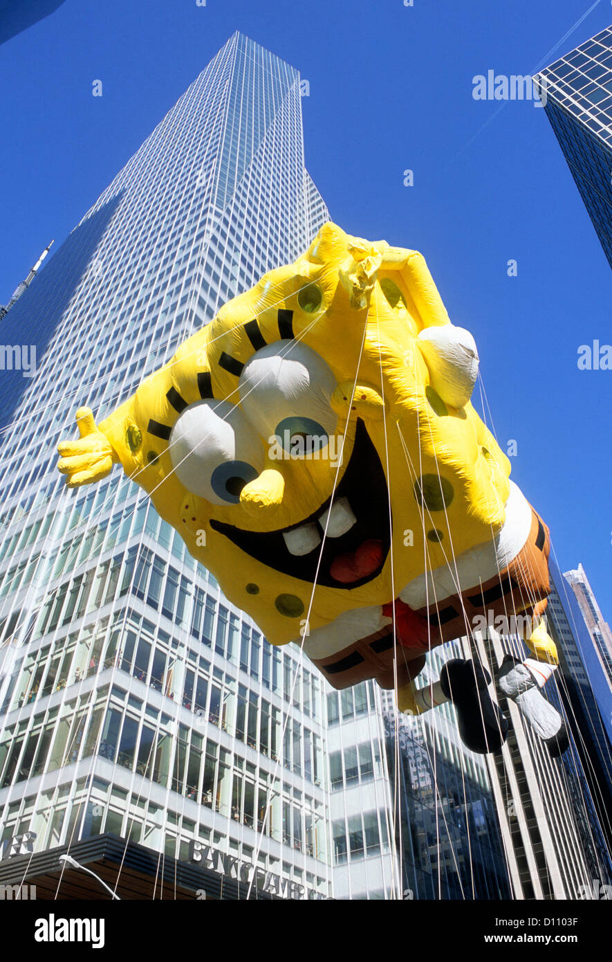 Macy's Thanksgiving Day Parade ballon Bob l'éponge SquarePants qui survolent Midtown Gratte-ciels de Manhattan New York City USA Banque D'Images