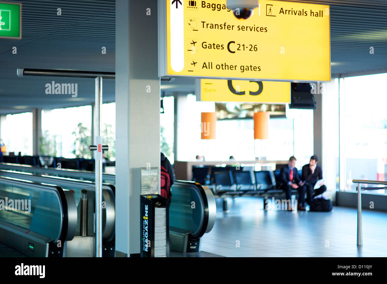 Deux hommes assis dans un terminal de l'aéroport Banque D'Images