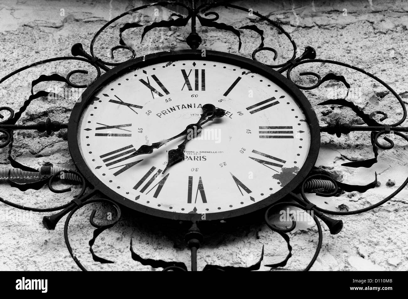 Vieille horloge accroché contre un mur dans un village de Toscane en Italie Banque D'Images
