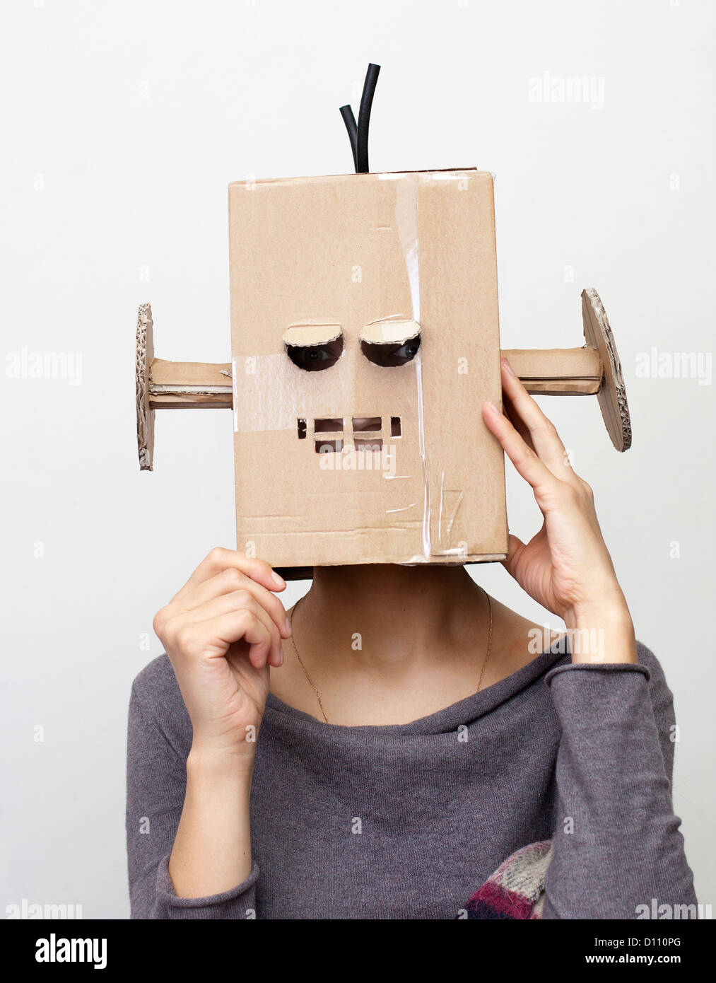 Robot Girl. Femme avec une boîte en carton sur la tête Photo Stock - Alamy