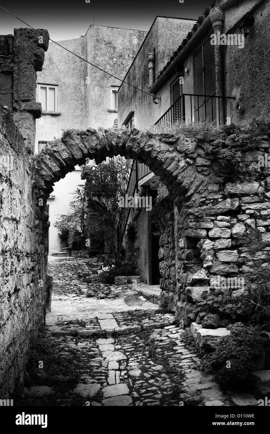 Arche de pierre à l'entrée du village de Toscane en Italie Banque D'Images