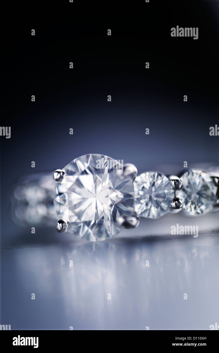 Bague en diamant avec diamants ronds Banque D'Images
