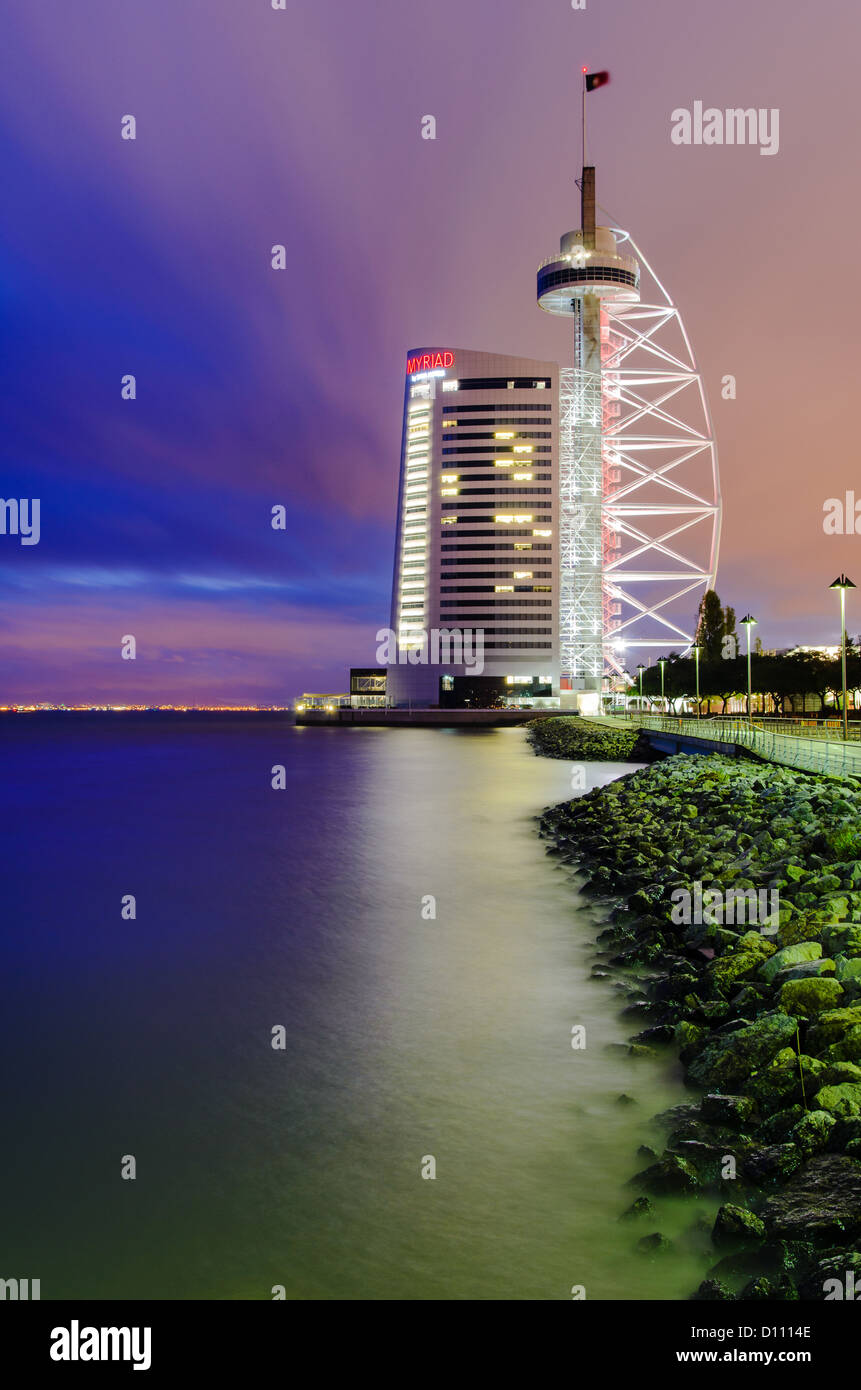 Parc des Nations à Lisbonne, au Portugal en 2012 avec le nouvel hôtel de luxe 'Myriad' construit en face de la Tour Vasco da Gama Banque D'Images