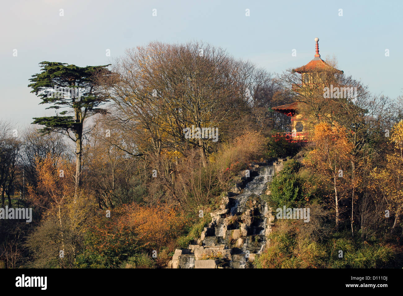 Vue panoramique de la pagode japonaise traditionnelle et cascade, Peasholm Park, Scarborough, Angleterre. Banque D'Images