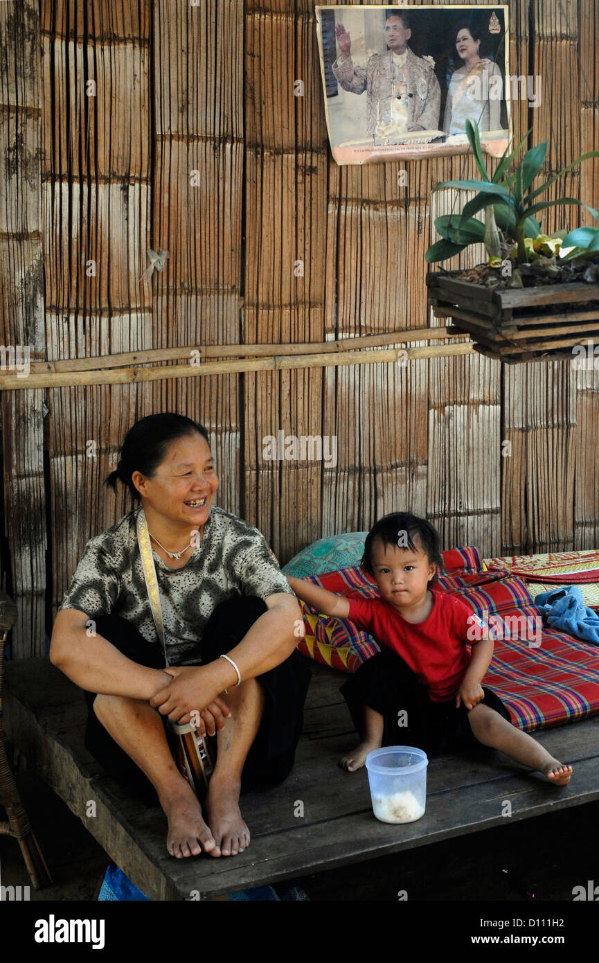 Famille, akha, lisu, Village Sri Dong Yen. Mae, Salakamroeuk commune Chiang Mai, Thaïlande, Asie, Banque D'Images