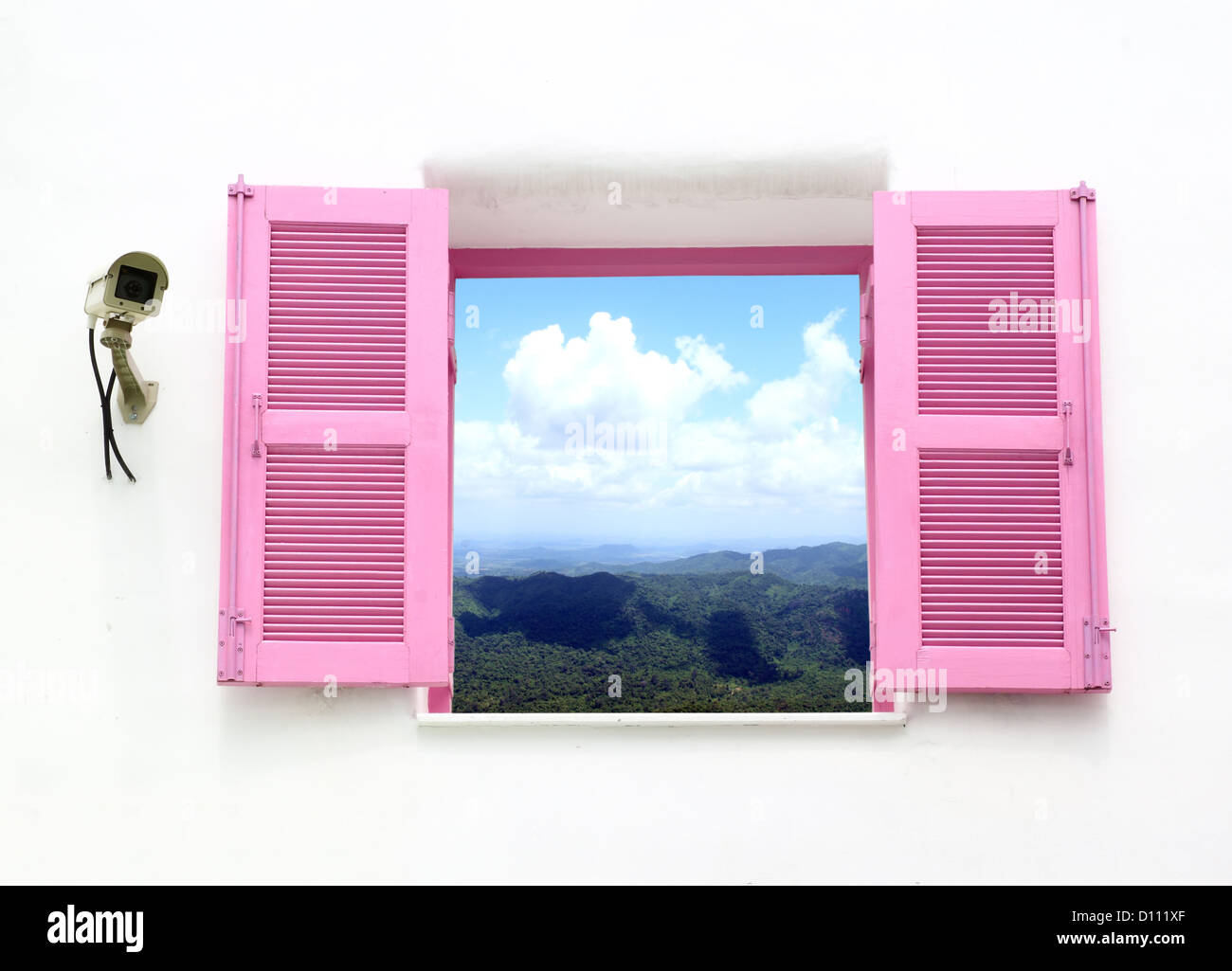 La fenêtre de style grec rose et cctv avec montagne et vue sur le ciel Banque D'Images