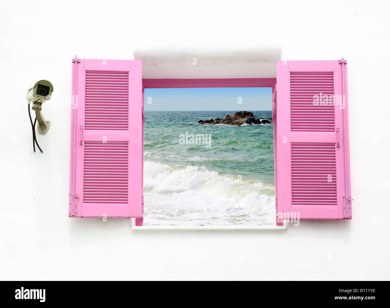 La fenêtre de style grec rose et cctv avec vue sur la mer Banque D'Images