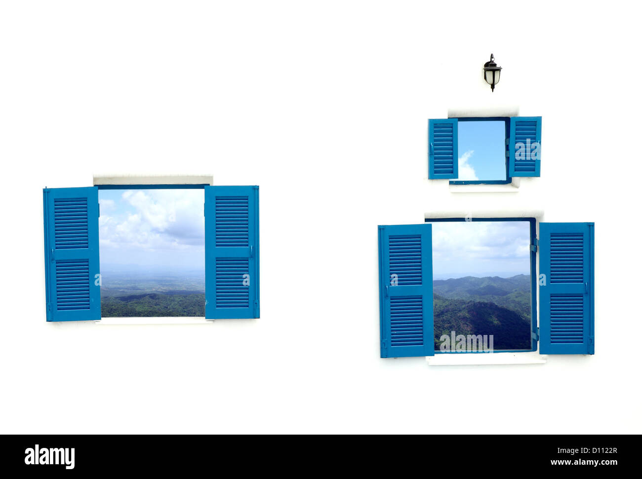 Blue style Grec, fenêtre avec vue sur le ciel et la montagne Banque D'Images