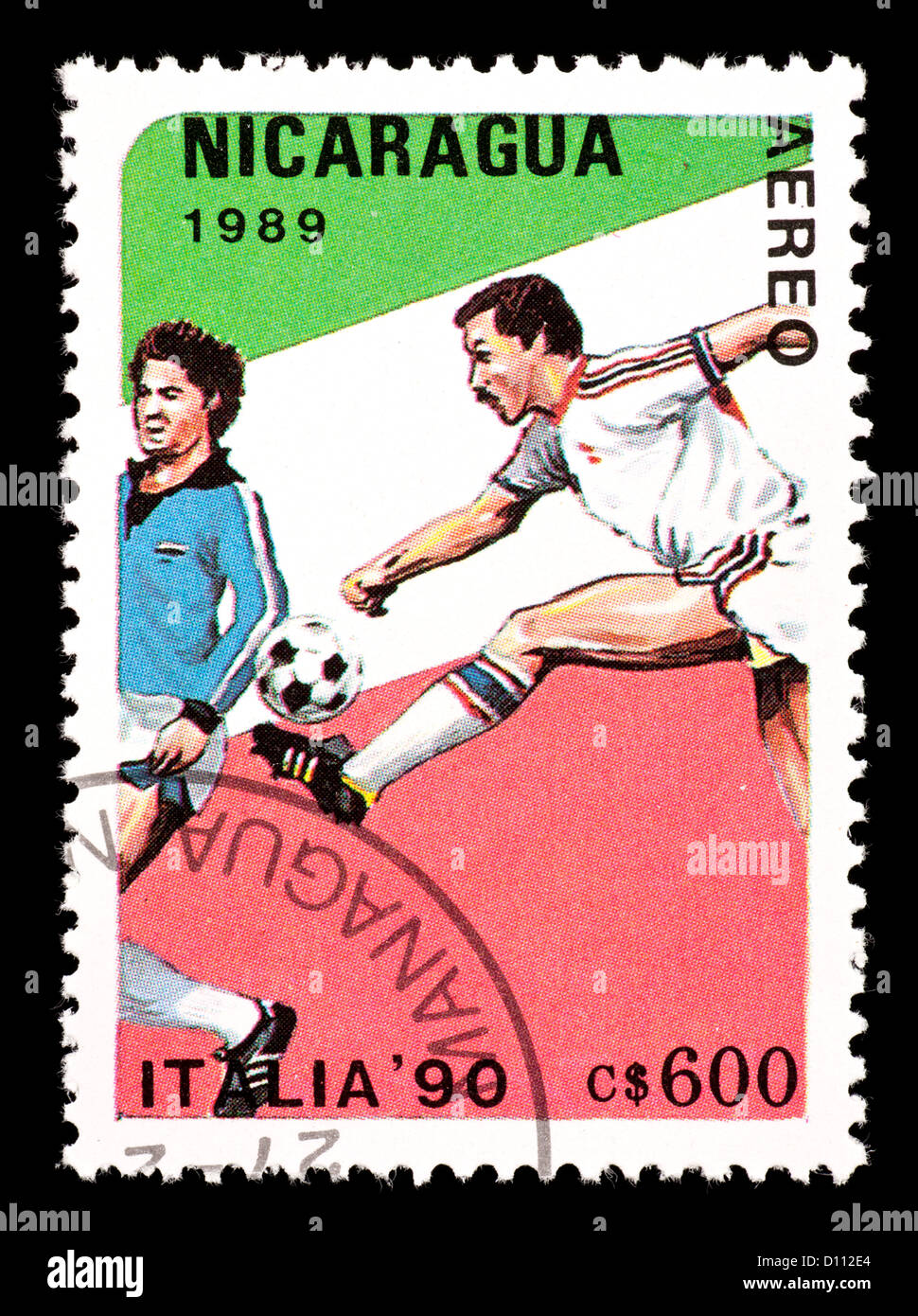 Timbre-poste du Nicaragua représentant deux joueurs de football, émis pour la Coupe du Monde 1990 en Italie. Banque D'Images