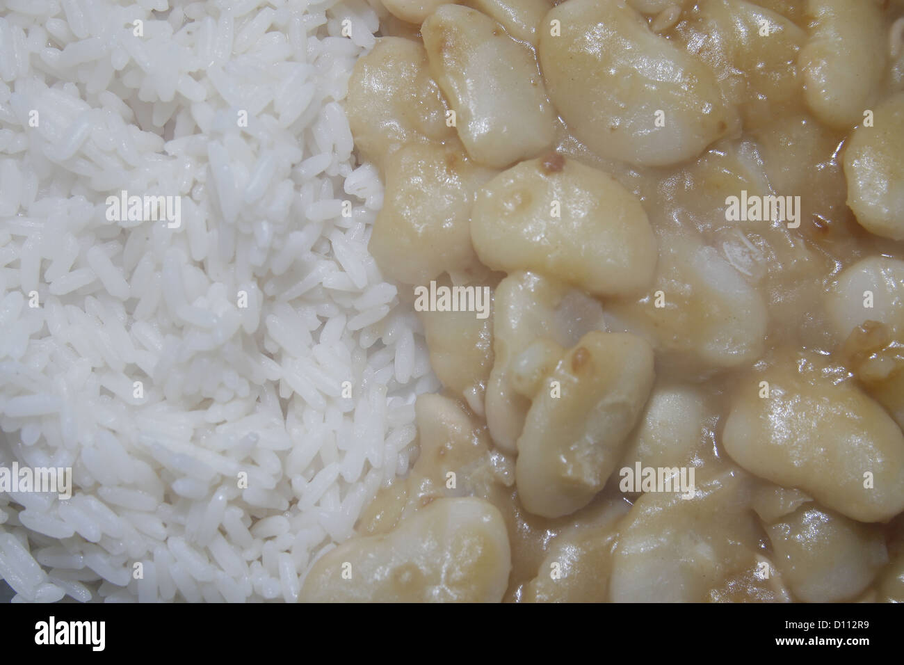 Haricots beurre en sauce aigre-douce maison servi avec du riz long grain Banque D'Images