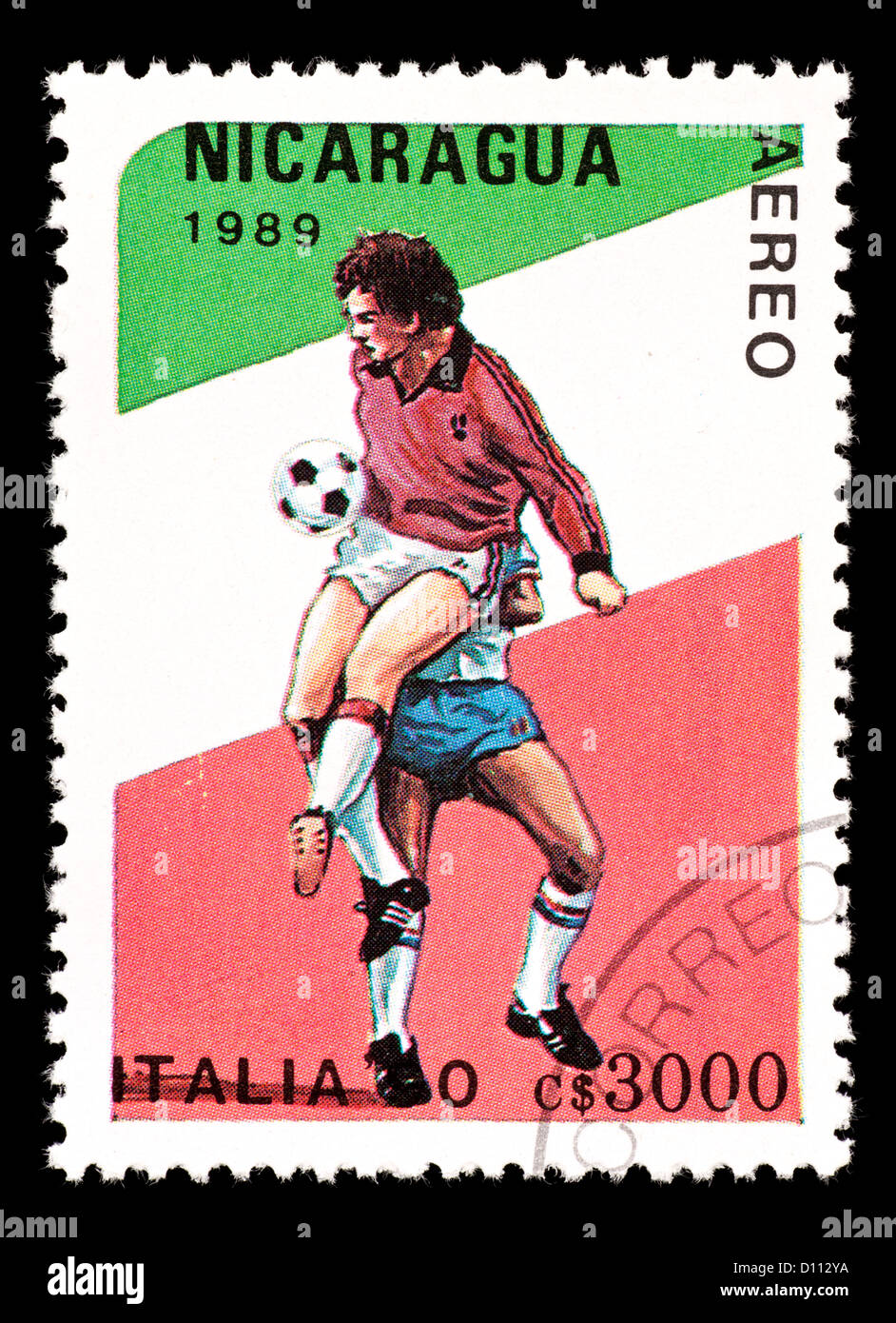 Timbre-poste du Nicaragua représentant deux joueurs de football, pour la Coupe du Monde 1990 en Italie. Banque D'Images