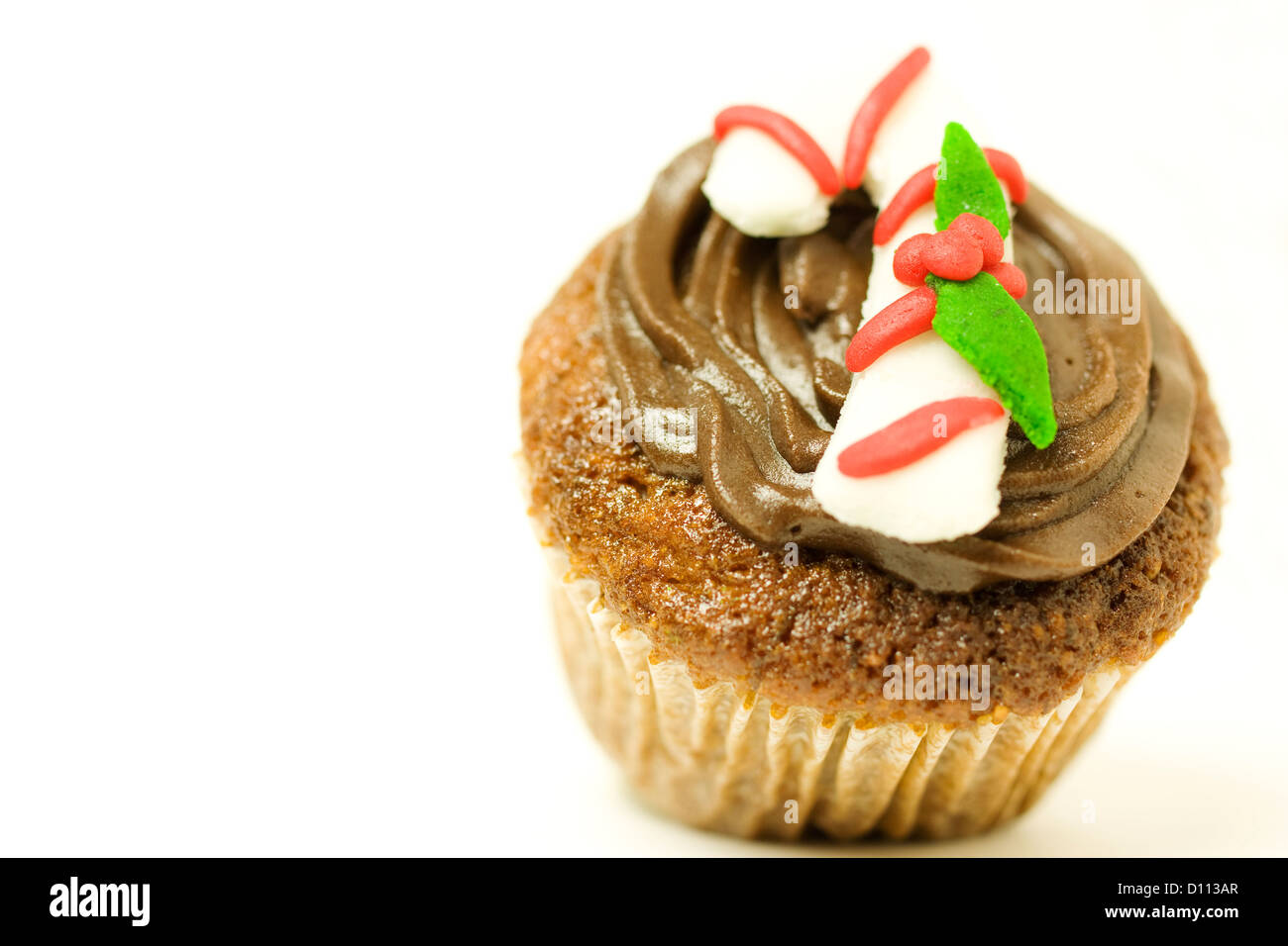 Canne de Noël du fondant sur une banane cupcake. le gâteau de Noël est aussi garni de crème au beurre au chocolat. Banque D'Images