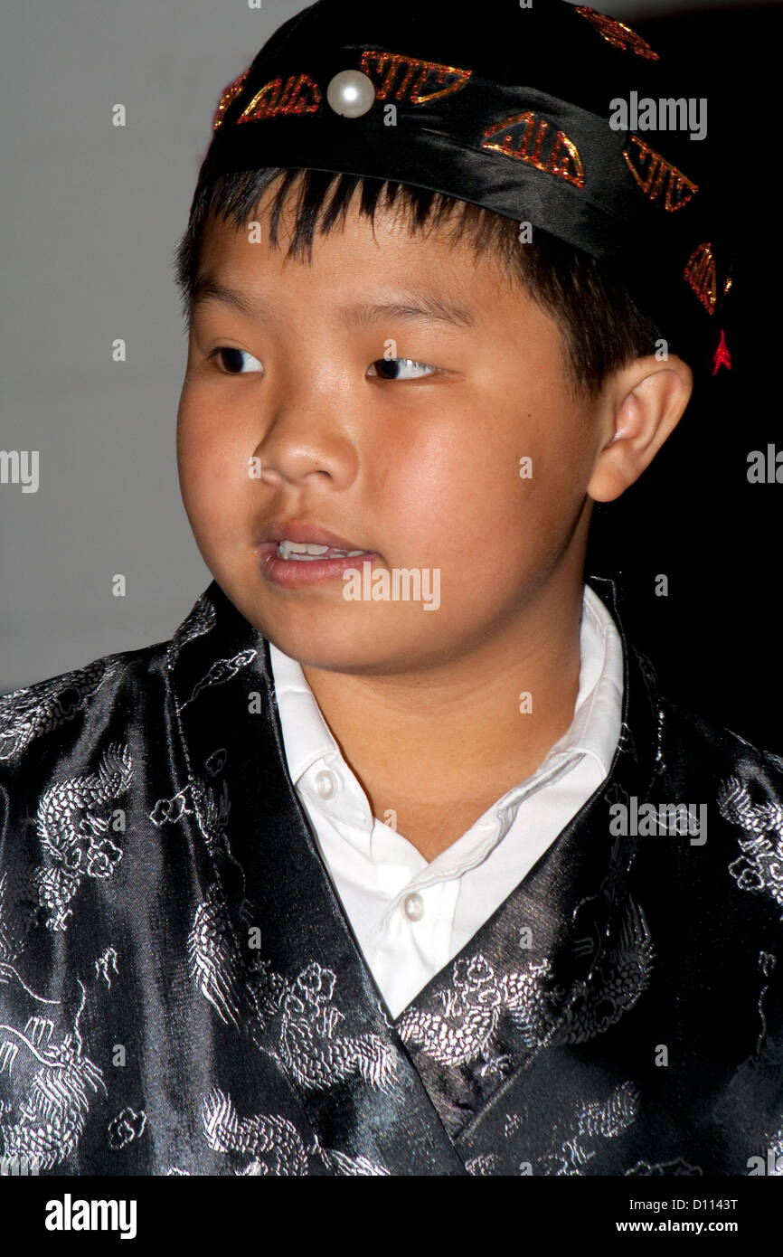 Asian American boy 9 ans portant robe de cérémonie à Minnesota history présentation. Horace Mann l'école. St Paul Minnesota MN USA Banque D'Images