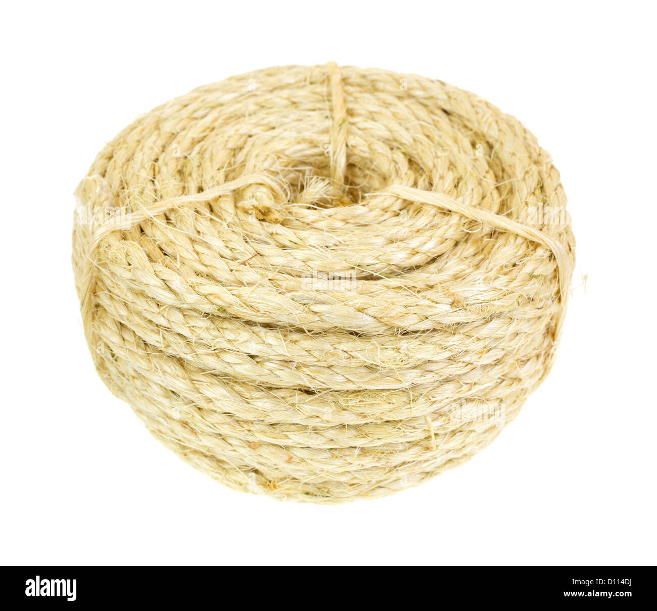 Une nouvelle bobine de cordage en sisal plaie sur un fond blanc. Banque D'Images