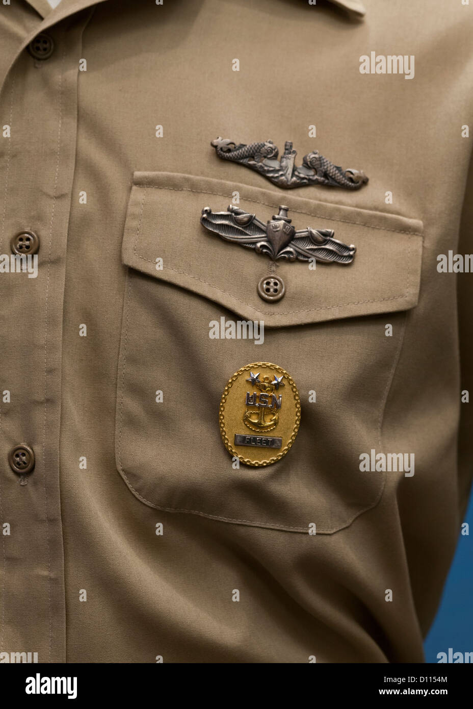 Officier de marine de médailles sur la tenue de service uniforme kaki Banque D'Images