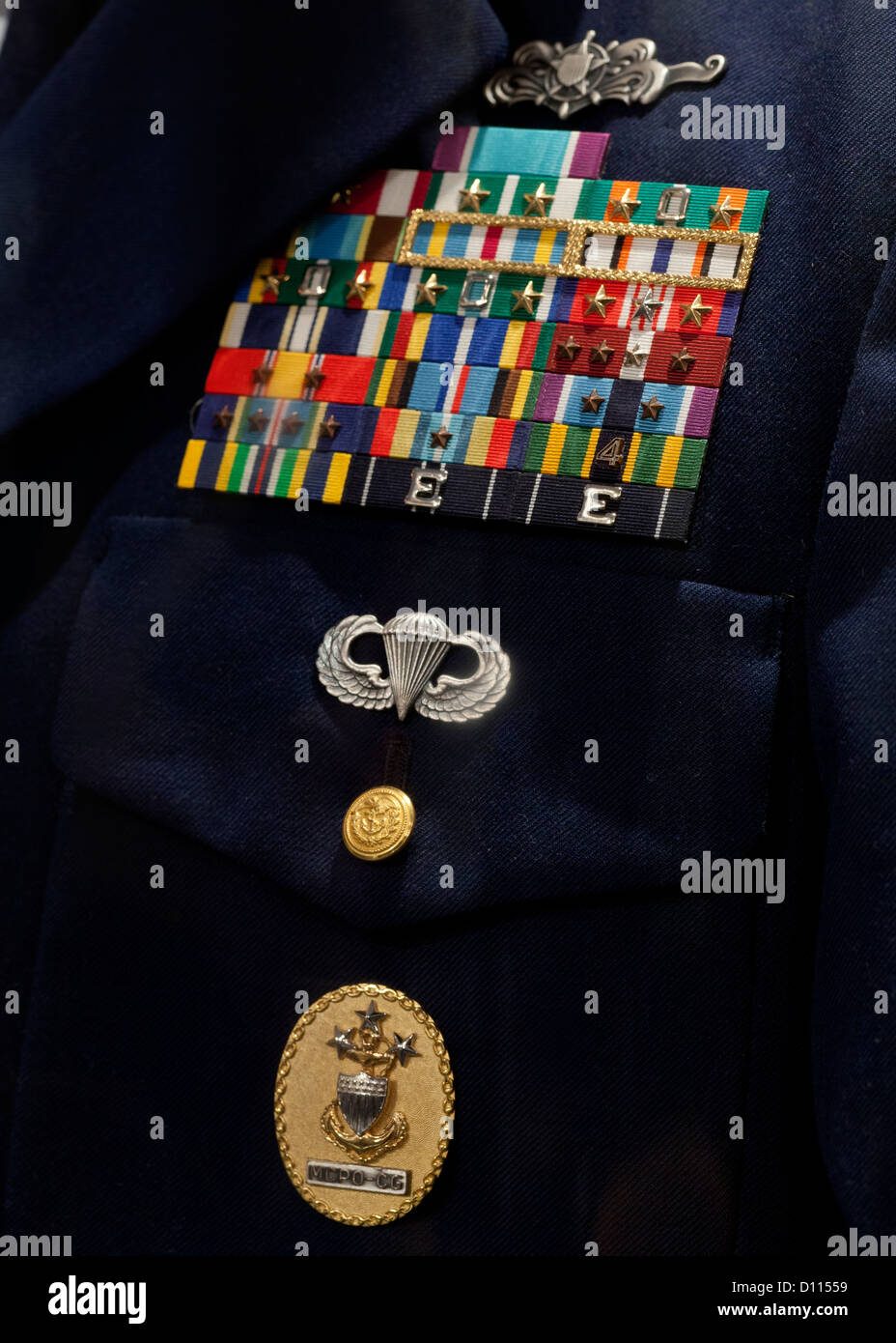 La tenue de service de la Garde côtière américaine uniforme bleu avec des rubans et des médailles d'honneur Banque D'Images