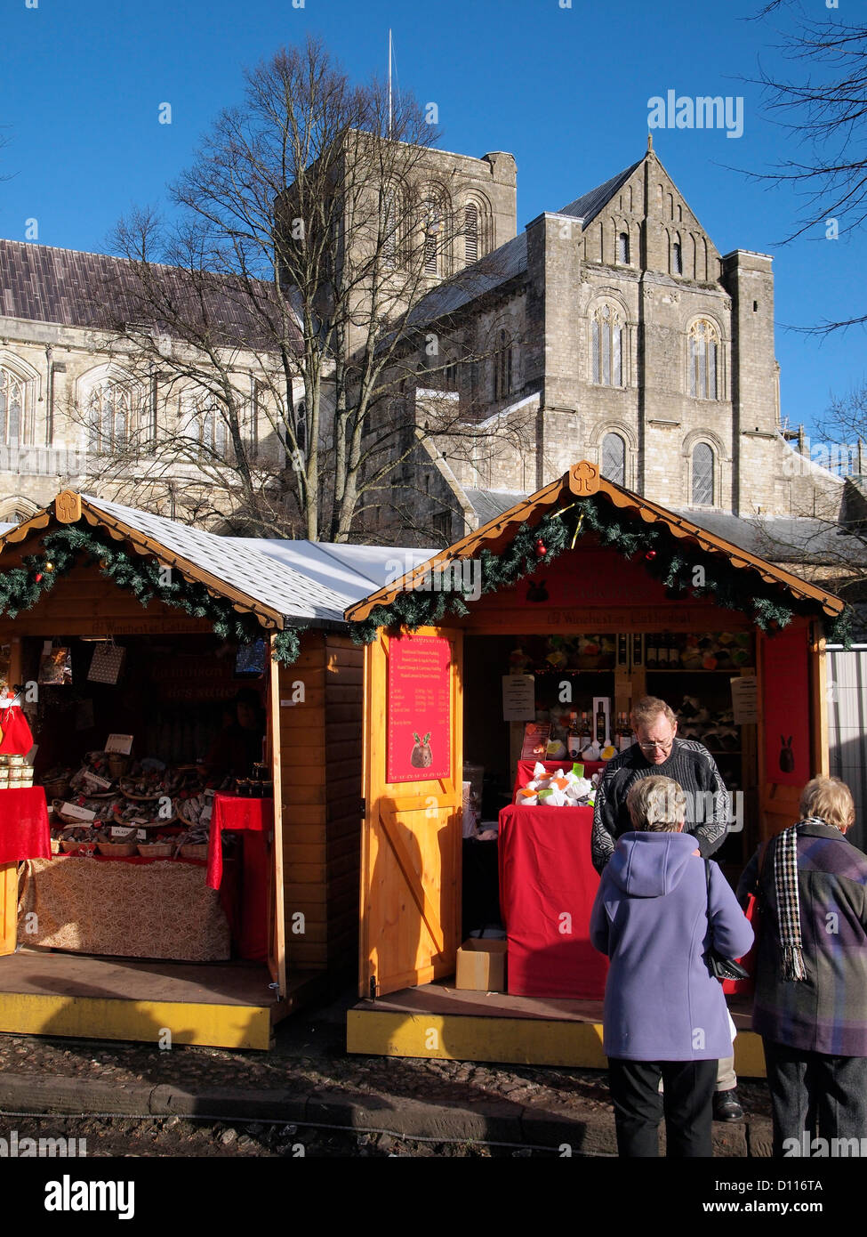La cathédrale de Winchester Marché de Noël à la Cathédrale Fermer vu dans le froid mais un soleil brillant le 4 décembre 2012. Banque D'Images
