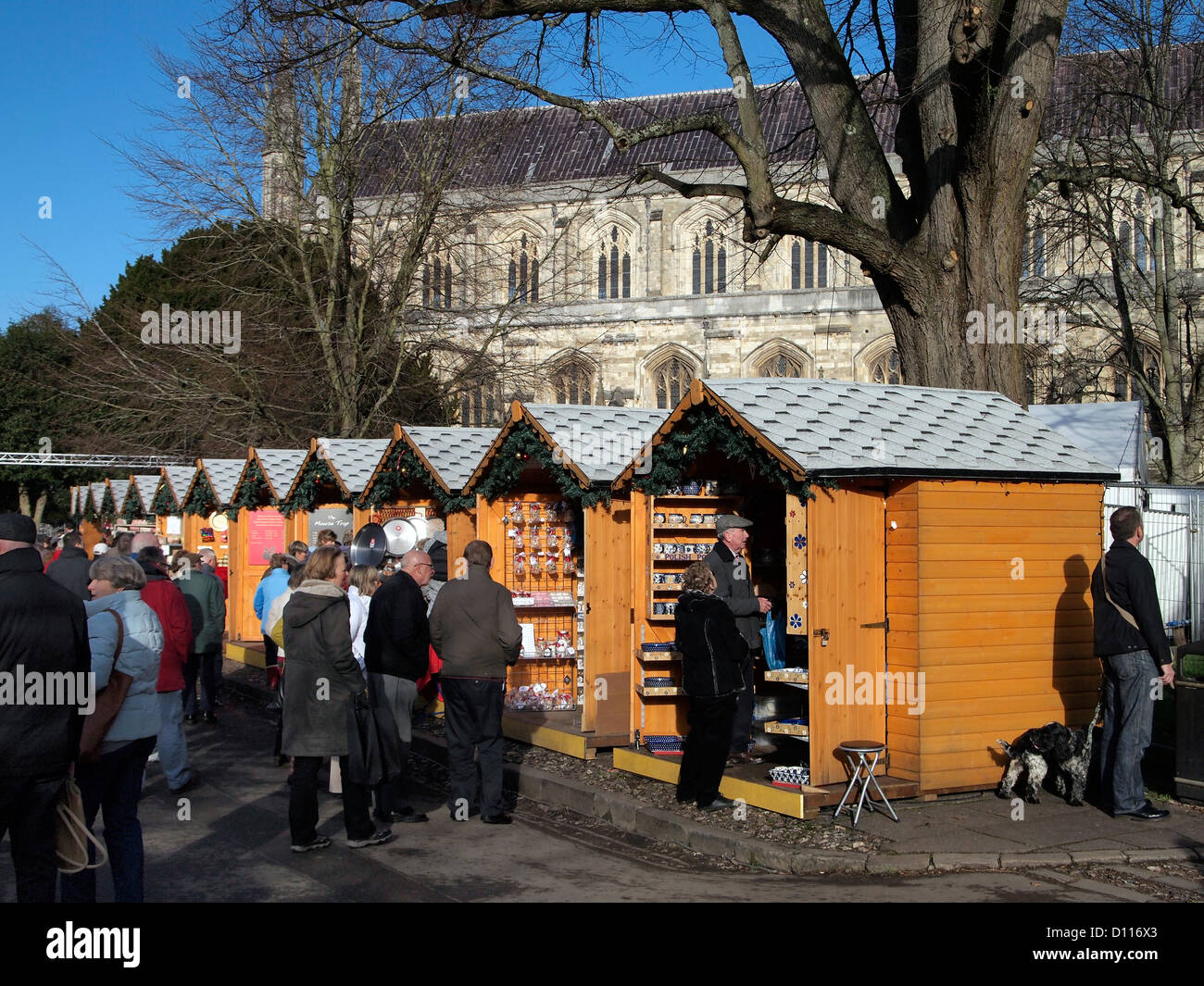 La cathédrale de Winchester Marché de Noël à la Cathédrale Fermer vu dans le froid mais un soleil brillant le 4 décembre 2012. Banque D'Images